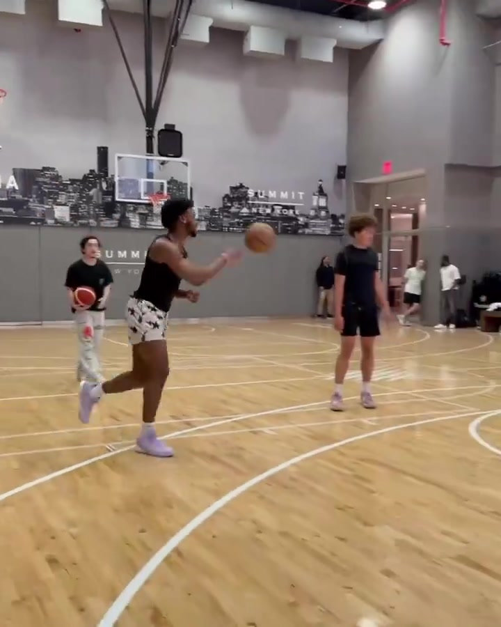 美媒展示布朗尼惊人扣篮：1米88身高完成如此暴扣实属罕见