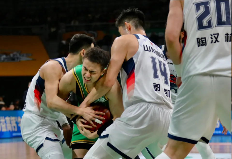 开云体育-又是3连败！8胜10负杨鸣陷入危机，辽蜜暴怒：每年去欧洲考察些啥